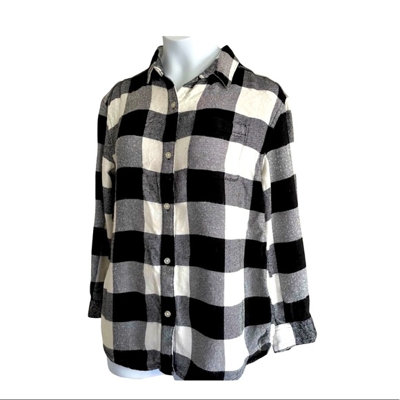 🚨SOLD🚨Plaid flannel shirt ✨ - Picture 1 of 4
